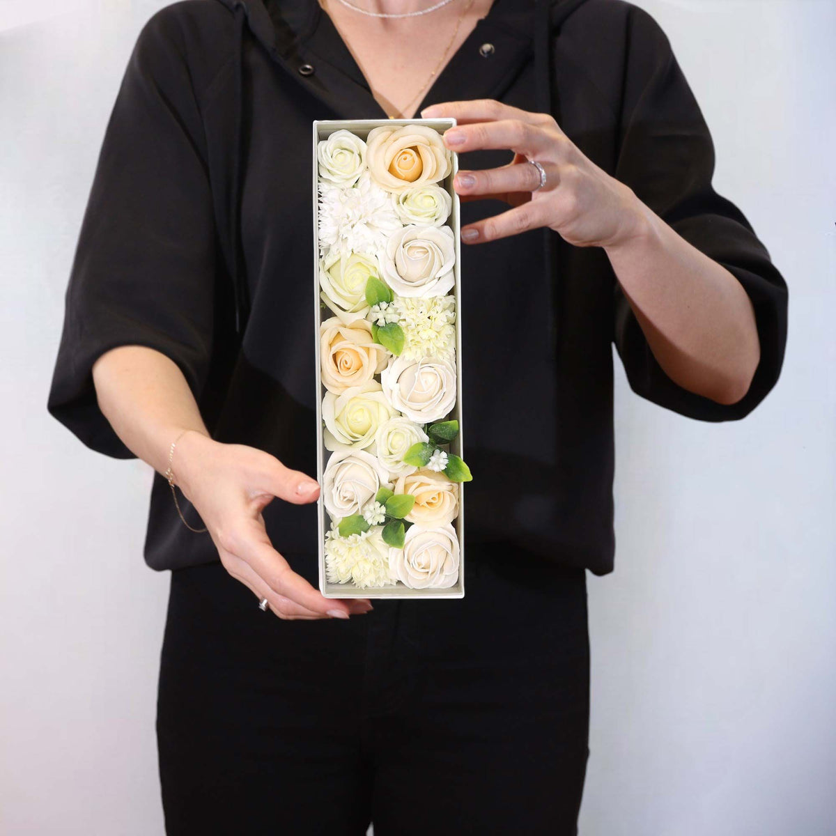 Wedding Blessings – Witte & Ivoorkleurige Zeepbloemen – 28 cm