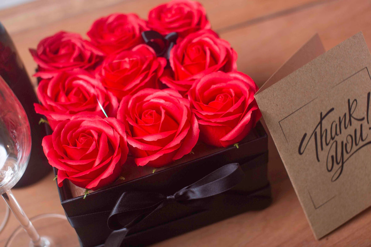 Zeepbloemen Geschenkboeket – 9 Rode Rozen