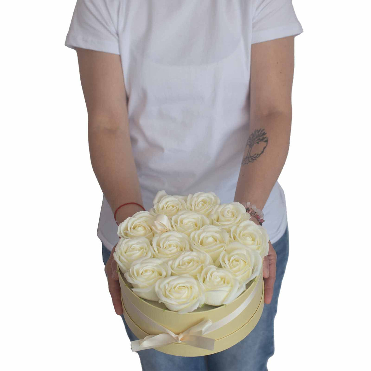 Zeepbloemen Geschenkboeket – 13 Crèmekleurige Rozen in Hartvorm