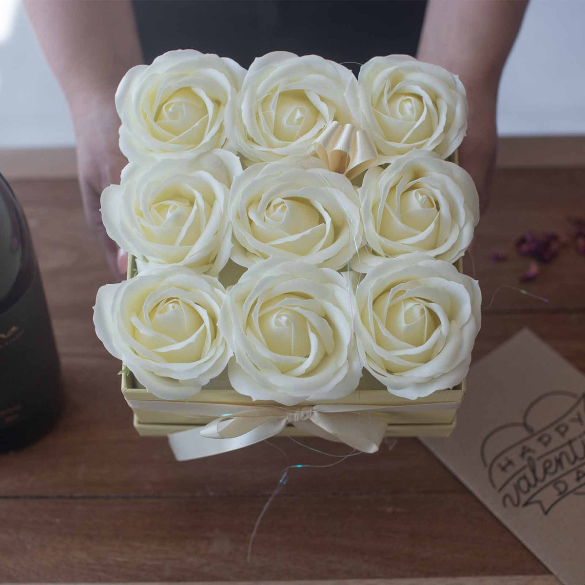 Zeepbloemen Geschenkboeket – 9 Crèmekleurige Rozen